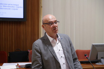 Ladislav Rožič, državni svetnik,  posvet o problematiki delovno-pravnega položaja slovenske vojske<br>(Avtor: Milan Skledar)