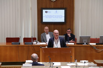 Dr. Klemen Grošelj, obramboslovec, posvet o problematiki delovno-pravnega položaja slovenske vojske<br>(Avtor: Milan Skledar)