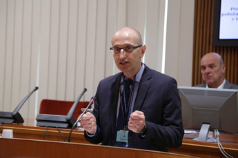 Mag. Dobran Božič, direktor vladnega urada za varovanje tajnih podatkov, posvet o problematiki delovno-pravnega položaja slovenske vojske<br>(Avtor: Milan Skledar)