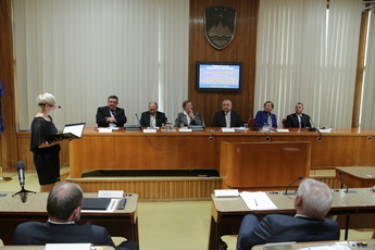 Minister za zdravje, Samo Fakin, direktor Splošne bolnišnice Izola, mag. Radivoj Nardin, nekdanja strokovna direktorica UKC Ljubljana, dr. Marija Pfeifer, nekdanji predsednik sveta UKC Ljubljana, mag. Tomaž Glažar, izvršna sekretarka Zveze svobodnih sindikatov Slovenije za varnost in zdravje pri delu, Lučka Böhm in namestnik predsednika Komisije, dr. Igor Lamberger<br>(Avtor: Milan Skledar)