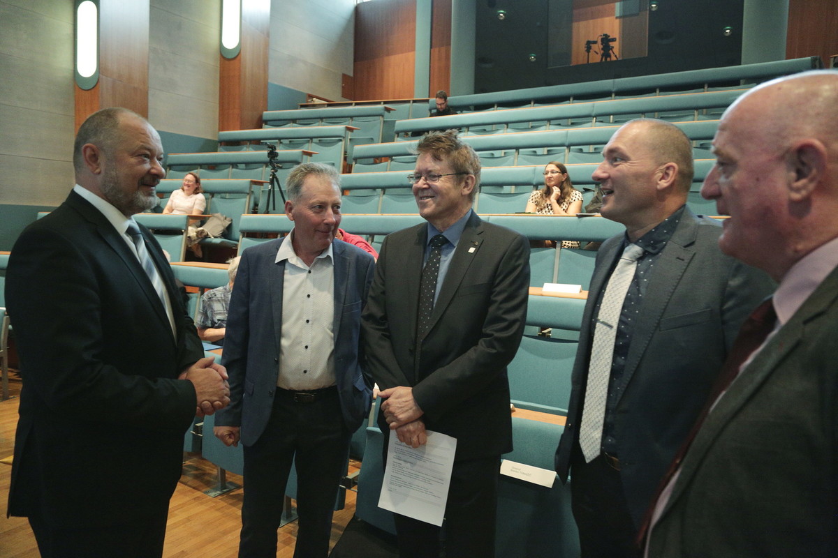 Od leve proti desni: Alojz Kovšca, Branko Tomažič, Dr. Matjaž Gams, Dr. Jože Podgoršek in Tone Hrovat<br>(Avtor: Milan Skledar)