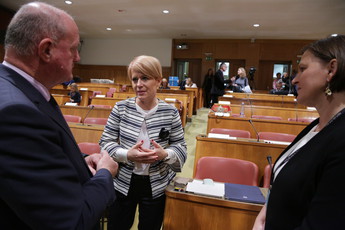 Tone Hrovat, predsednik Konzorcija biotehniških šol in dr. Aleksandra Pivec, ministrica za kmetijstvo, gozdarstvo in prehrano na mednarodnem posvetu: Povezani v izobraževanju za naravovarstvo  <br>(Avtor: Milan Skledar)