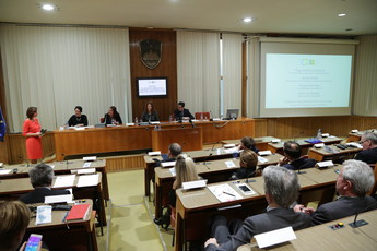 Alenka Suhadolnik, eneralna direktorica MZZ za gospodarsko in javno diplomacijo, Karin Van Rooyen, častna konzulka RS na Nizozemskem, Mojca Markizeti, vodja trajnostnega razvoja, ISKRA EMECO in Jernej Tovšak, generalni direktor za internacionalizacijo, podjetništvo in tehnologijo, MGRT na posvetu: Gospodarska diplomacija, primer Slovenije in Nizozemske, 2019<br>(Avtor: Milan Skledar)