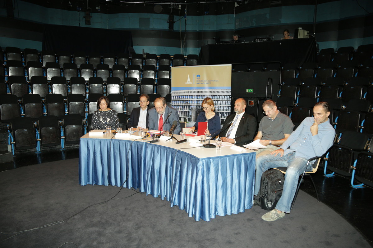 Patricija Šašek, Državni svet, prof. dr. Žiga Turk, informatik, politik, publicist, prof. dr. Boštjan M. Zupančič, pravnik, filozof in publicist, Jasna Zakonjšek, odvetnica, Alojz Kovšca, predsednik DS, Nenad Glück, novinar in Luka Dekleva, novinar<br>(Avtor: Milan Skledar)