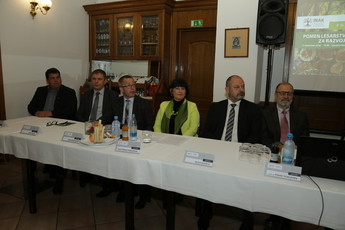 Rok sedminek, Peter Vrisk, Jože Prikeržnik, Eva Štravs Podlogar, Alojz Kovšca, prof. dr. Franc Pohleven na posvetu: Pomen lesarstva in gozdarstva za razvoj Slovenije <br>(Avtor: Milan Skledar)