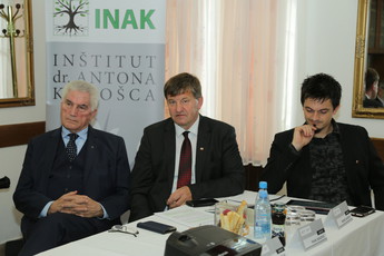 Prof. dr. Ludvik Toplak, predsednik Partnerstva za prihodnost v ustanavljanju, Franc Bogovič, evropski poslanec ELS/SLS in Primož Jelševar, direktor INAK na posvetu: Pomen lesarstva in gozdarstva za razvoj Slovenije <br>(Avtor: Milan Skledar)