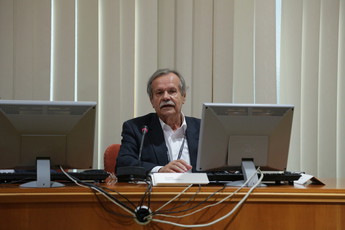 Prof. dr. Radovan Pejovnik, predsednik organizacije za tehnično kulturo Slovenije na posvetu Prihodnost poklicnega izobraževanja <br>(Avtor: Milan Skledar)
