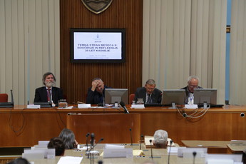 Dr. Milček Komelj, Dr. Damjan Hančič, Dr. Ivan Klemenčič in Aleš Berger na mednarodni konferenci, Temna stran meseca II, soočenje in refleksija, 20 let kasneje <br>(Avtor: Milan Skledar)