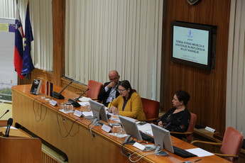 Dr. Jože Dežman, dr. Andreja Valič zver, direktorica SCNR in Alenka Puhar na posvetu Temna stran meseca II, 2. dan <br>(Avtor: Milan Skledar)