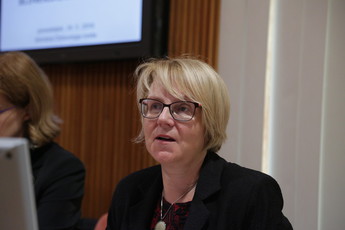 Dr. Alenka Kajzer, posvet:  Kako preprečiti izumiranje slovenskega naroda<br>(Avtor: Milan Skledar)