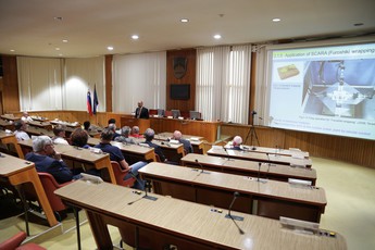 Alojz Kovšca, predsednik Državnega sveta na predavanju prof. dr. Hidetsuga Terade o uporabi industrijskih in medicinskih robotov  - primer Japonske <br>(Avtor: Milan Skledar)
