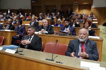 Rudi Medved, minister za javno upravo in Peter Jožef Česnik, minister pristojen za Slovence v zamejstvu in po svetu na posvetu: Pomanjkanje kompetenc na trgu dela v RS, 2018 <br>(Avtor: Milan Skledar)
