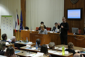 Posvet v Državnem svetu: Izzivi in priložnosti gluhih na trgu dela<br>(Avtor: Milan Skledar)