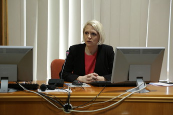 Dr. Anja Kopač Mrak, ministrica za delo, družino, socialne zadeve in enake možnosti na posvetu: Reorganizacija centrov za socialno delo<br>(Avtor: Milan Skledar)