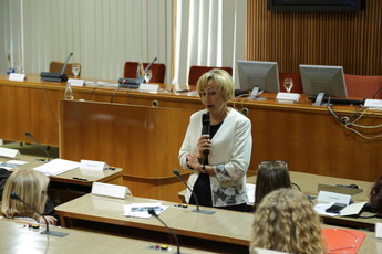 Milojka Kolar Celarc, ministrica za zdravje na 6. konferenci Vrednost inovacij v zdravstvu v Državnem svetu, 17. 10. 2017<br>(Avtor: Milan Skledar, S-TV Skledar)
