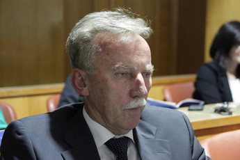 dr. France Arhar med spremljanjem posveta o delovanju Evropskega pravnega inštituta<br>(Avtor: Milan Skledar)