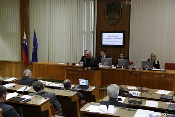 Oskar Komac, državni svetnik med razpravo<br>(Avtor: Milan Skledar)