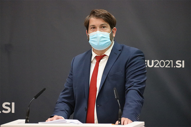Miha Lobnik, zagovornik načela enakosti na 34. seji Državnega sveta RS<br>(Avtor: Milan Skledar)