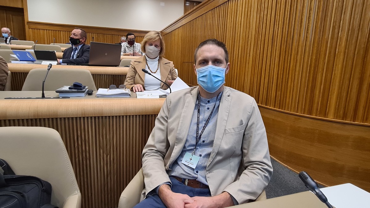 Dušan Mikuž, vršilec dolžnosti generalnega direktorja Direktorata za družino na 34. redni seji DS RS, 2020<br>(Avtor: Milan Skledar)