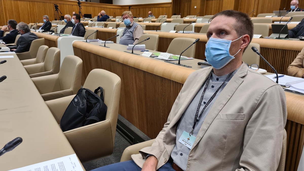 Dušan Mikuž, vršilec dolžnosti generalnega direktorja Direktorata za družino na 34. redni seji DS RS, 2020<br>(Avtor: Milan Skledar)
