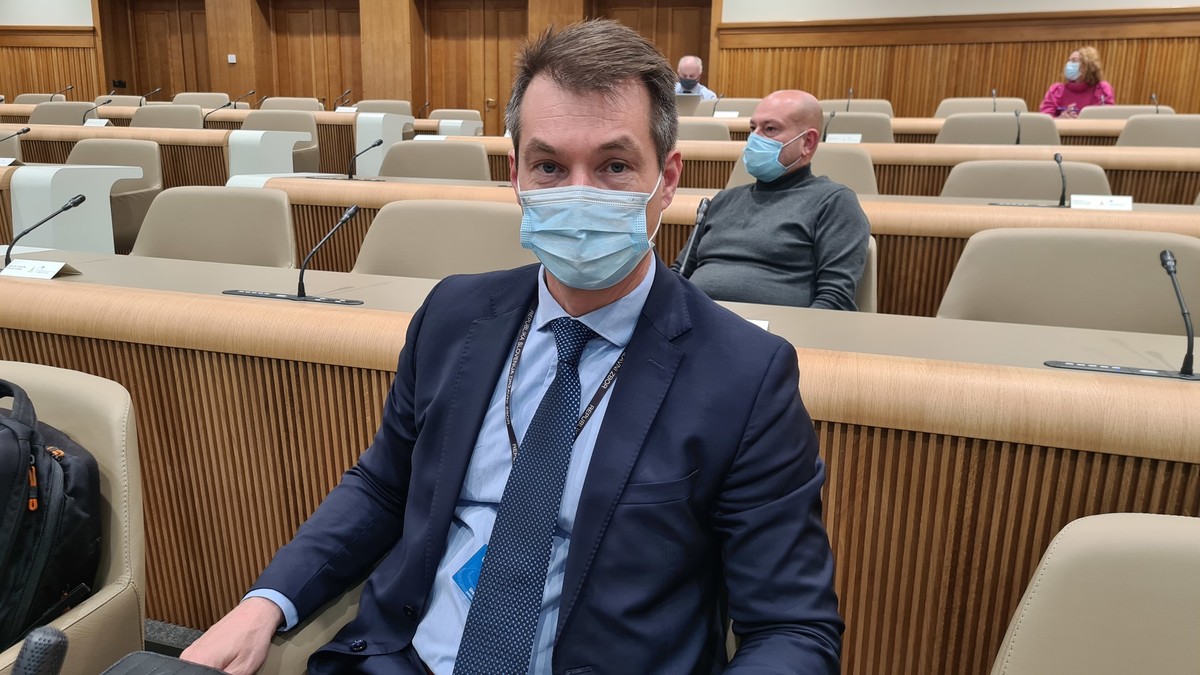 Uroš Lampret, državni sekretar na Ministrstvu za obrambo,18. izredna seja Državnega sveta na daljavo in v dvorani DS RS<br>(Avtor: Milan Skledar)