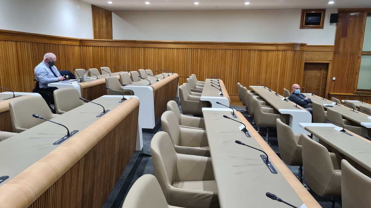 Državna svetnika Danijel Kastelic in Tomaž Horvat /iz leve proti desni),18. izredna seja Državnega sveta na daljavo in v dvorani DS RS<br>(Avtor: Milan Skledar)