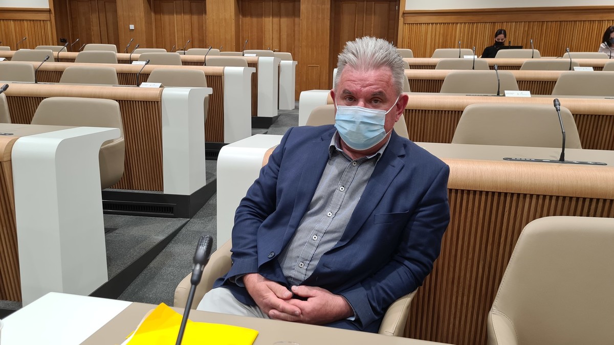 22. izredne seje Državnega sveta RS, kjer so zavrnili veto na spremembe in dopolnitve Zakona o vodah, se je udeležil tudi minister za okolje in prostor, mag. Andrej Vizjak<br>(Avtor: Milan Skledar)