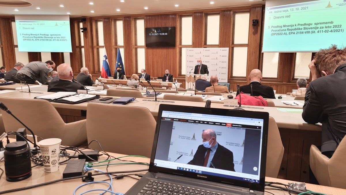 Za govornico Tone Hrovat, državni svetnik. 44. redna seja Državne sveta RS<br>(Avtor: Milan Skledar)