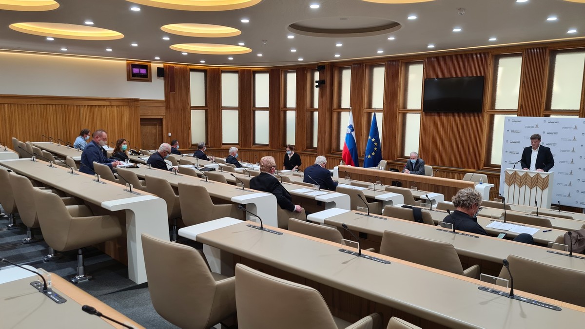 Robert Pavšič, poslanec Državnega zbora RS. 62. seja Komisije Državnega sveta za državno ureditev o združljivosti poslanske funkcije z župansko<br>(Avtor: Milan Skledar)