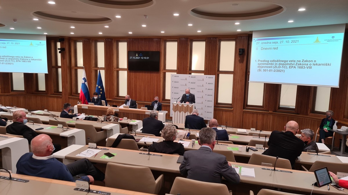 27. izredna seja o predlogu odložilnega veta o lekarniški dejavnosti<br>(Avtor: Milan Skledar)