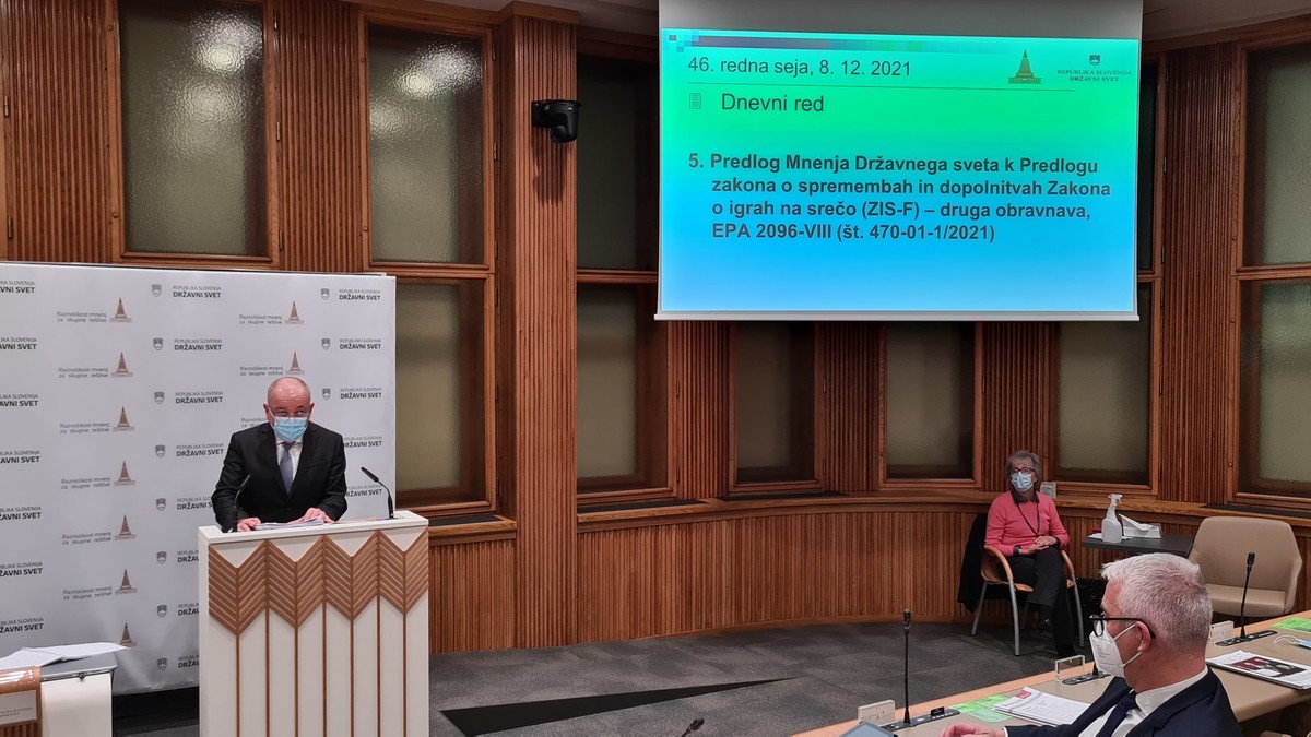 ​V okviru 5. točke dnevnega reda: Predlog Mnenja Državnega sveta k Predlogu zakona o spremembah in dopolnitvah Zakona o igrah na srečo, pred svetniki nastopa finančni minister Andrej Šircelj<br>(Avtor: Milan Skledar)
