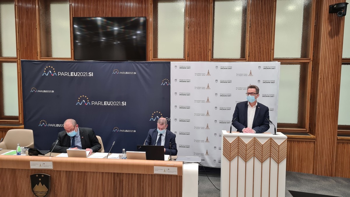 Monika Kirbiš Rojs, državna sekretarka. 46. redna seja Državnega sveta, 8. december 2021<br>(Avtor: Milan Skledar)