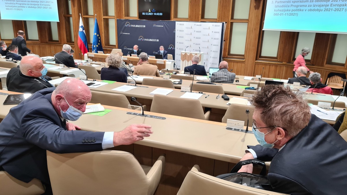 Državna svetnika Tone Hrovat in dr. Matjaž Gams na 46. redni seji Državnega sveta <br>(Avtor: Milan Skledar)