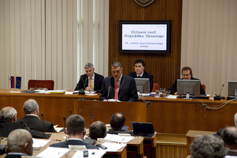 prof. dr. Janvit Golob zna začiniti seje Državnega sveta s svojstvenimi razmišljanji<br>(Avtor: Milan Skledar)