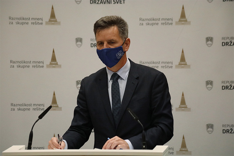 Dejan Crnek, državni svetnik. 27. izredna seja o predlogu odložilnega veta o lekarniški dejavnosti<br>(Avtor: Milan Skledar)