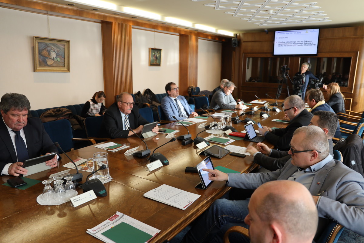 Državni svetniki zbrani na seji<br>(Avtor: Milan Skledar)