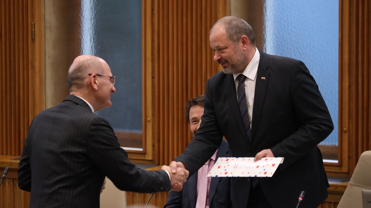 Veleposlanik Hrvaške v SLO, mag. Boris Grigić predaja kravato predsedniku Državnega sveta RS, Alojzu Kovšci na 25. seji Državnega sveta RS2<br>(Avtor: Milan Skledar)