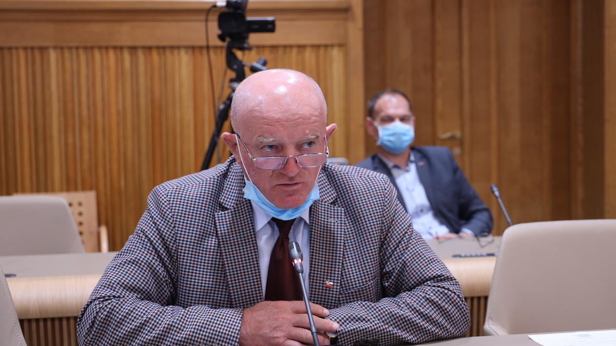 Tone Hrovat, državni svetnik  med 13. izredno sejo Državnega sveta<br>(Avtor: Milan Skledar)