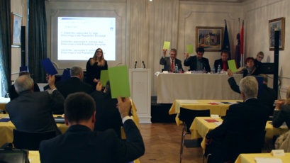 Državni svetniki med glasovanjem na terenski seji v Dravogradu<br>(Avtor: Milan Skledar)