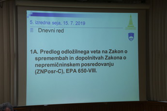 Prva točka dnevnega reda 5. izredne seje Državnega sveta<br>(Avtor: Milan Skledar)