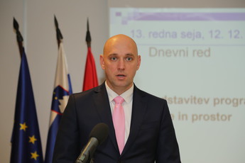 Simon Zajc, državni sekretar na Ministrstvu za okolje in prostor na 13. redni seji DS, VI. mandat <br>(Avtor: Milan Skledar)