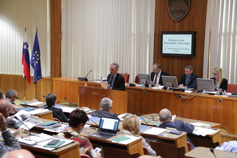 Branko Tomažič, državni svetnik na 11. redni seji DS<br>(Avtor: Milan Skledar)