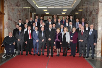 Novo izvoljeni državni svetniki na čelu s predsednikom Državnega sveta Alojzem Kovšco<br>(Avtor: Milan Skledar Stv Skledar)