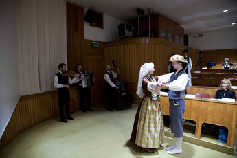 Folkloristi Akademskega pevskega zbora Tone Tomšič v državnem svetu<br>(Avtor: Milan Skledar)