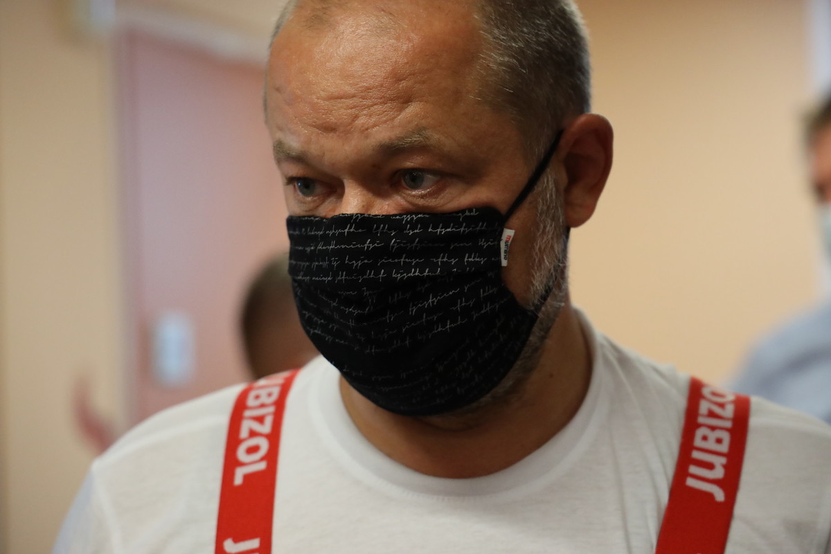 Alojz Kovšca, predsednik Državnega sveta na prostovoljski akciji slikopleskarjev v ljubljanski Pediatrični kliniki<br>(Avtor: Milan Skledar)