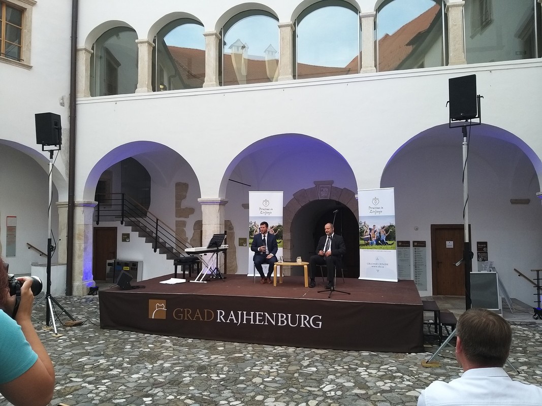 Alojz Kovšca, predsednik Državnega sveta RS gost Benjamina Siterja, Družina in Življenje, 15. junija 2021 na gradu Rajhenburg v Brestanici<br>(Avtor: Zofija Hafner)