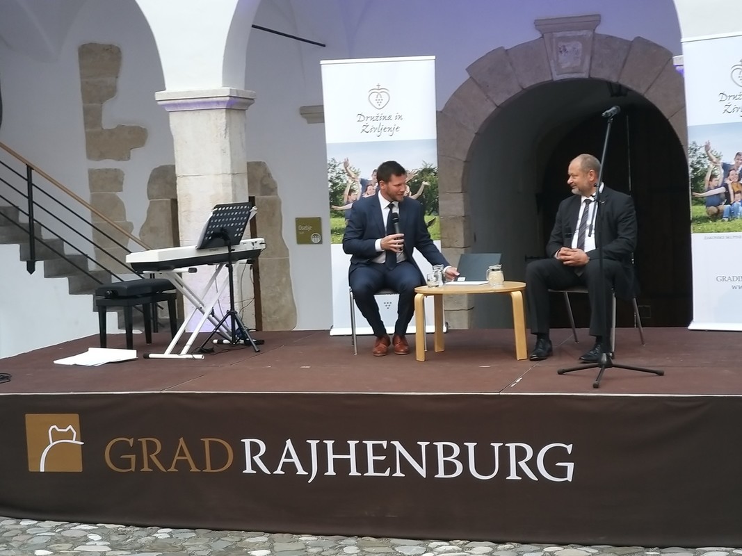 Alojz Kovšca, predsednik Državnega sveta RS gost Benjamina Siterja, Družina in Življenje, 15. junija 2021 na gradu Rajhenburg v Brestanici<br>(Avtor: Zofija Hafner)