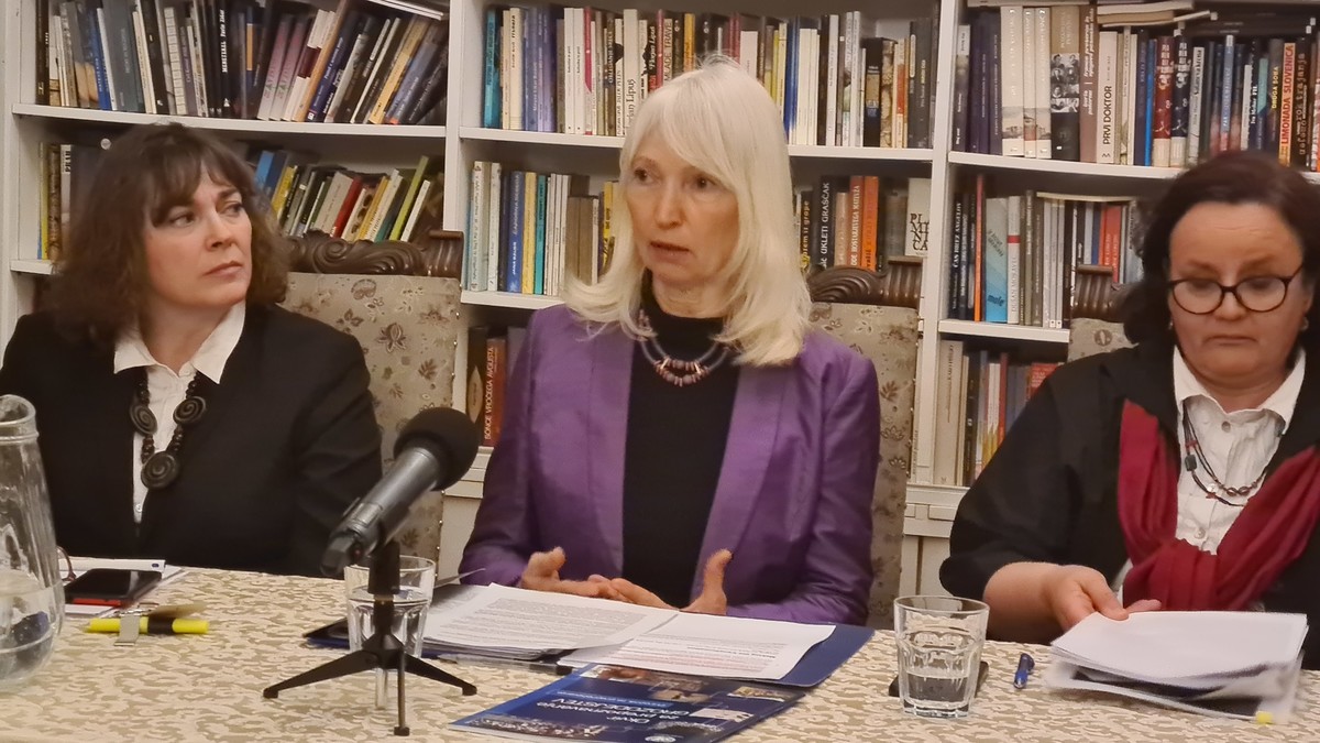 Tanja Tuma, predsednica PEN Slovenija, mag. Blanka Jamnišek, veleposlanica, Ministrstvo za zunanje zadeve RS: in Katja Banovec Juroš, Uprava RS za zaščito in reševanje<br>(Avtor: Milan Skledar)