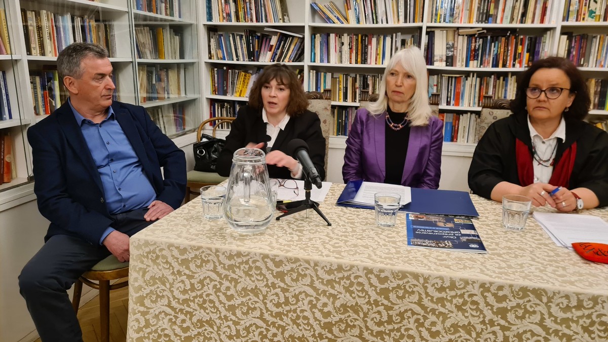  Pogovori o človečnosti in družbi prihodnosti za vse,  Ženske za mir in varnost 23. marec 2022 v PEN Slovenija v Ljubljani<br>(Avtor: Milan Skledar)