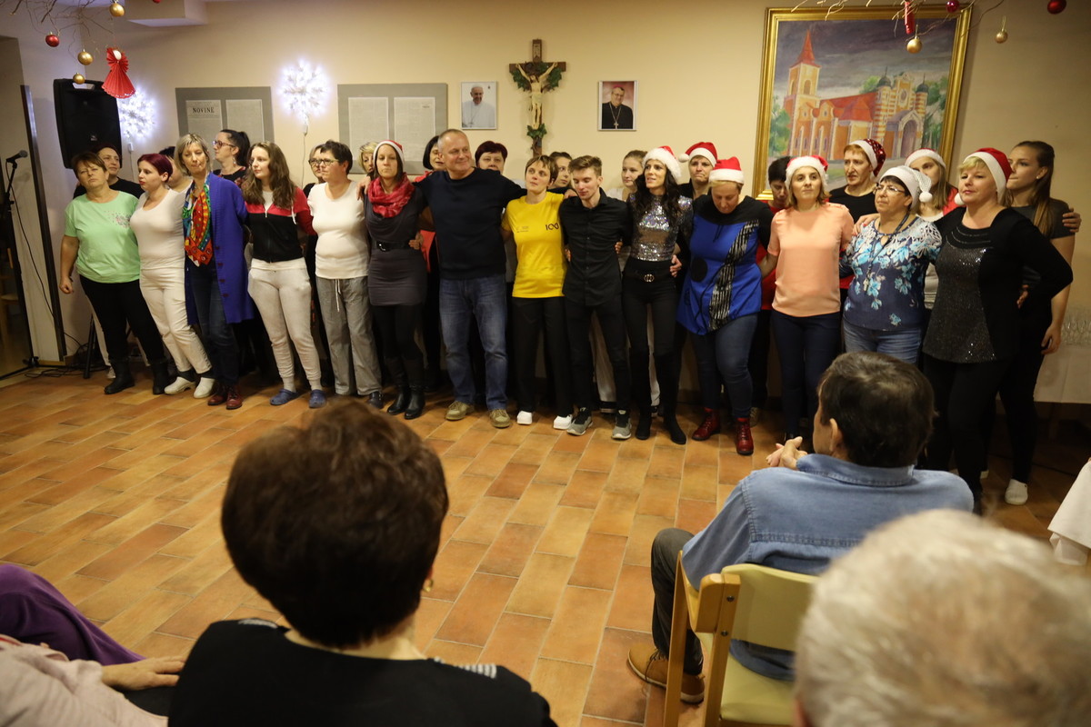 Zaposleni so z mladostnim elanom popestrili silvestrsko vzdušje v domu Janka Škrabana v Beltincih, 30. 12. 2019<br>(Avtor: Milan Skledar)